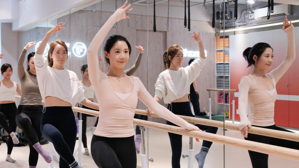 bfitBARRE 學員扶把杆芭蕾動作