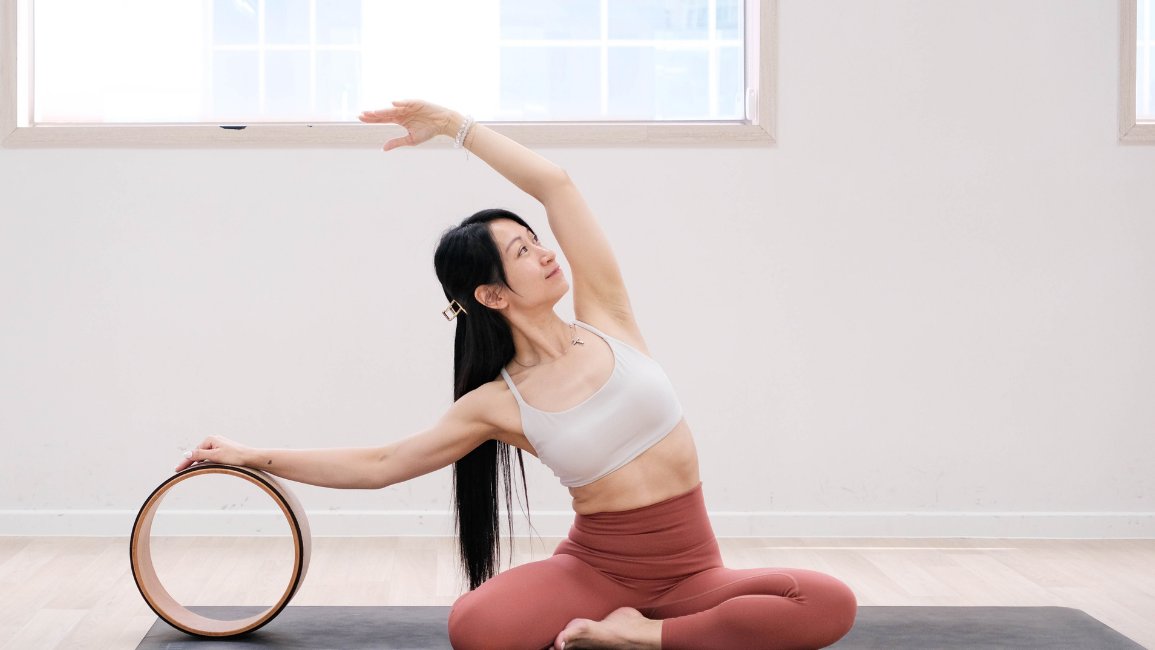 Wheel Yoga 輪瑜伽 教練協助學員用瑜伽輪