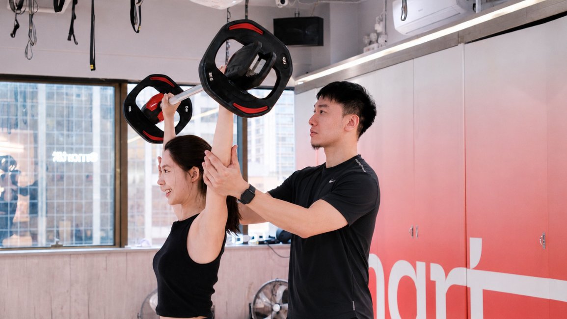 PUMP CYCLE 力量循環訓練 教練輔助學員舉槓鈴
