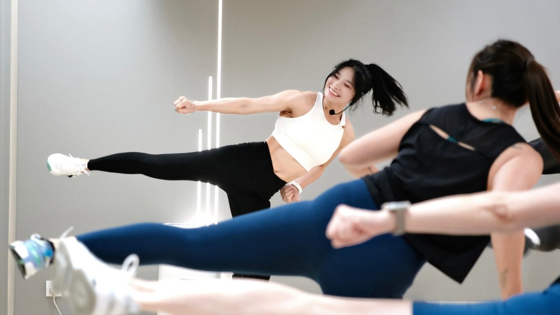 BODYCOMBAT 燃脂搏擊 教練踢腿示範、學員跟做