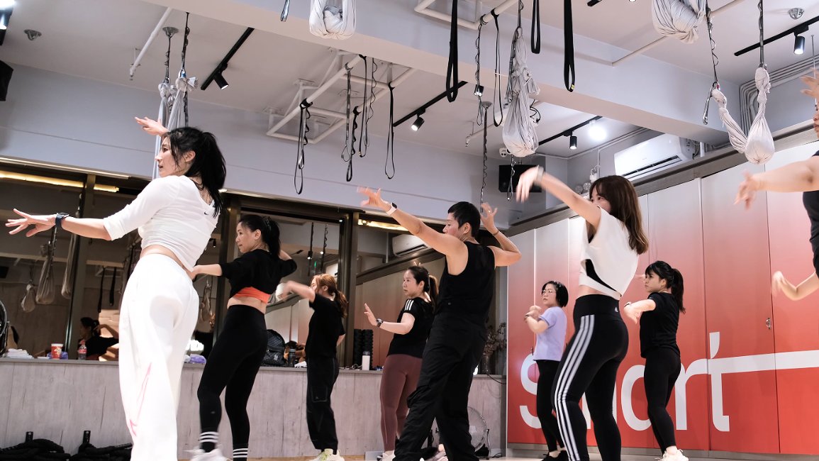 ZUMBA 燃脂熱舞 一班學員跳舞